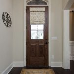 rideaux sur la porte d'entrée