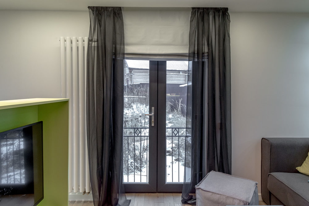 rideaux sur les espèces de décor de porte