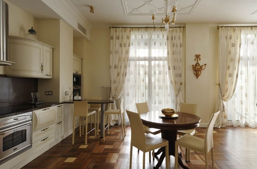 longs rideaux dans la cuisine