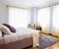 rideaux à oeillets dans la chambre