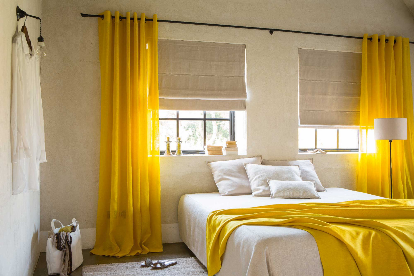 tende a occhiello nella camera da letto