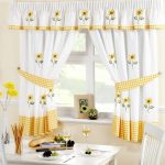 rideaux pour la cuisine avec des fleurs