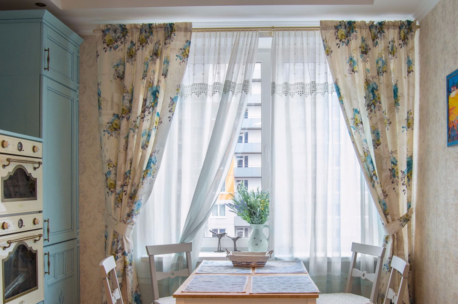 tulle de cuisine avec des fleurs