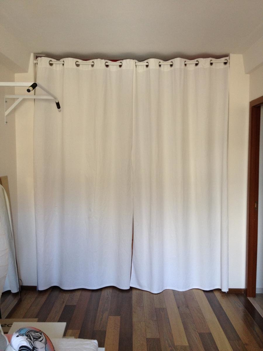 rideaux dans le vestiaire sur l'œillet