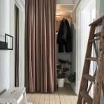 rideaux dans le vestiaire au lieu du décor de la porte