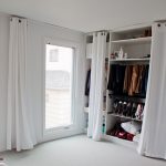 rideaux dans le vestiaire au lieu de la porte intérieur photo