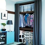 rideaux dans le vestiaire au lieu de la porte décoration photo