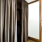 rideaux dans le vestiaire au lieu d'idées de design de portes