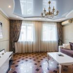 design d'intérieur de plafond suspendu et de rideaux