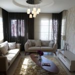 design d'intérieur de plafond suspendu et de rideaux
