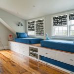 rideaux dans la chambre d'un garçon adolescent