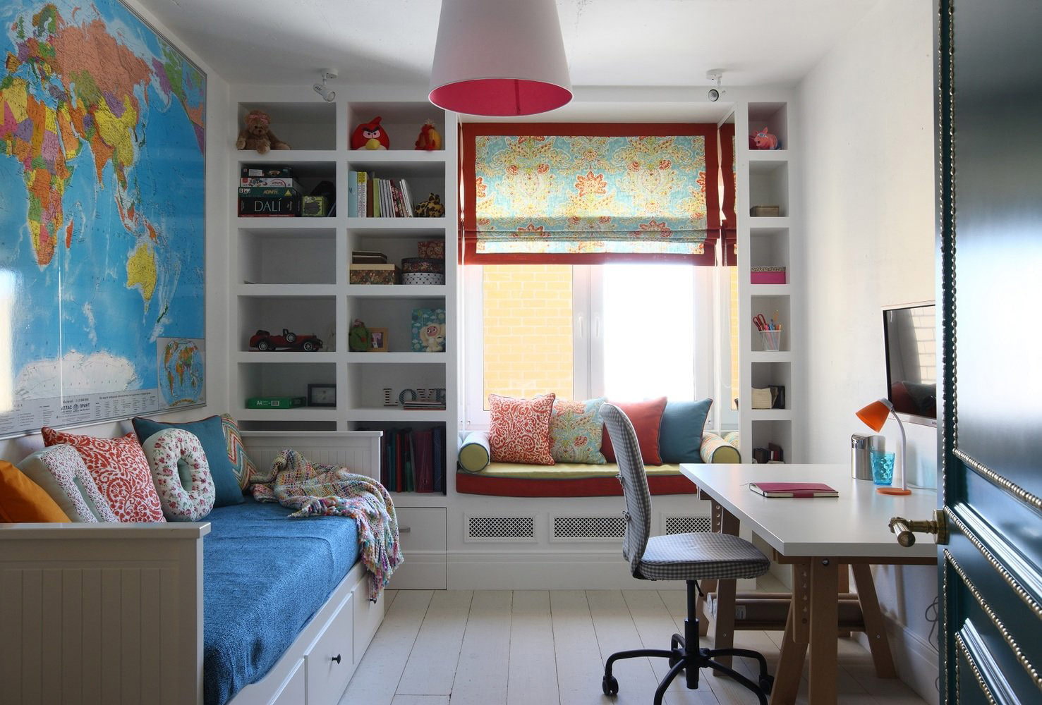 rideaux dans la chambre d'un dessin de garçon adolescent