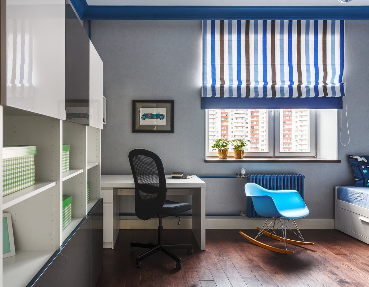 rideaux dans la chambre d'un adolescent