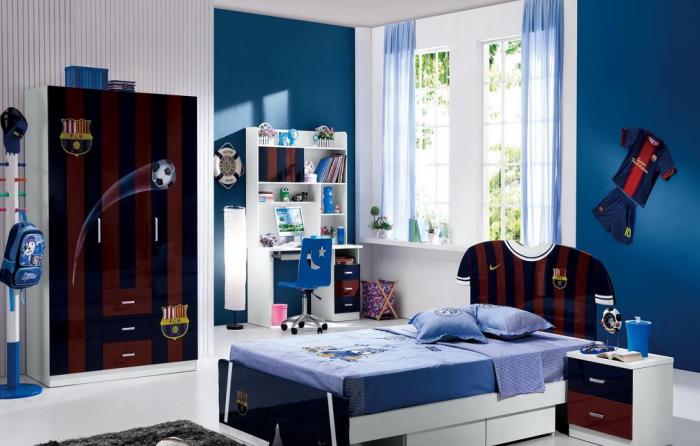 rideaux dans la chambre d'une photo intérieure de garçon adolescent