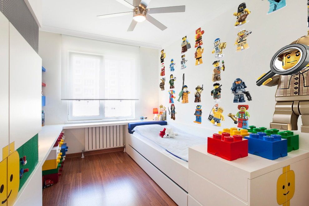 rideaux dans la chambre d'un dégagement de photo adolescent garçon