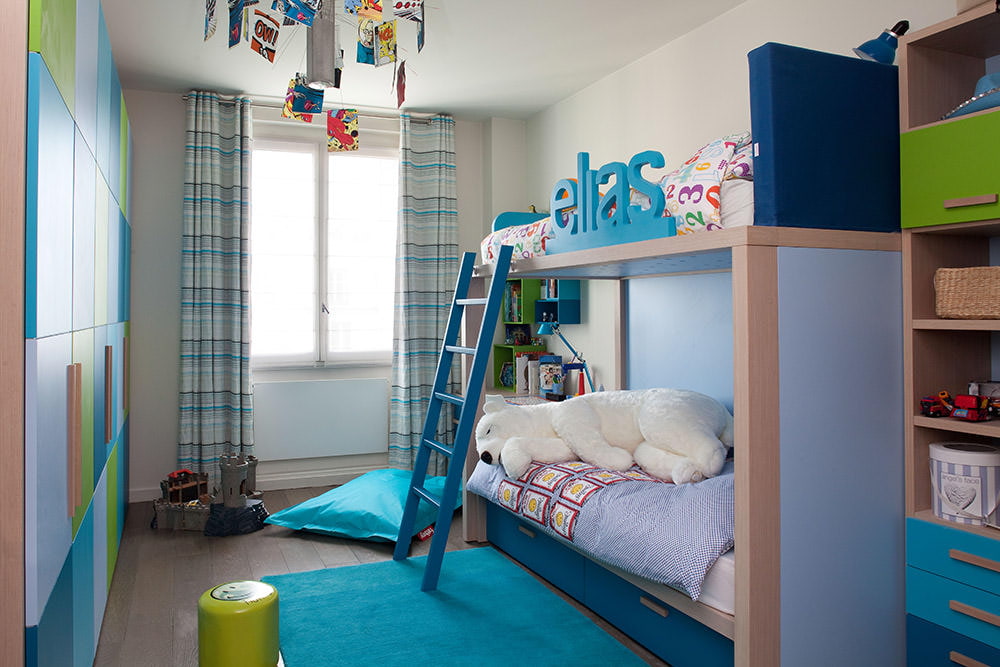 rideaux dans la chambre d'un garçon adolescent
