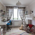 rideaux dans la chambre d'un garçon adolescent