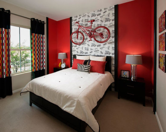 rideaux dans la chambre d'un garçon adolescent