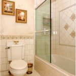 rideau de verre pour la photo du décor de la salle de bain