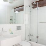 rideau de verre pour la photo intérieure de la salle de bain