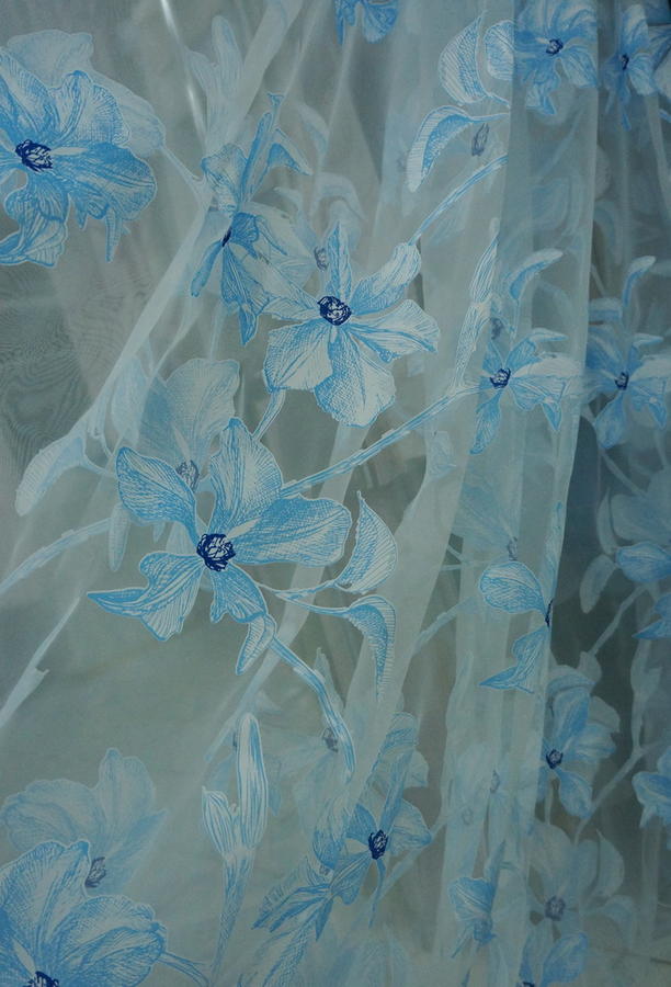 toile d'araignée de tulle avec des fleurs