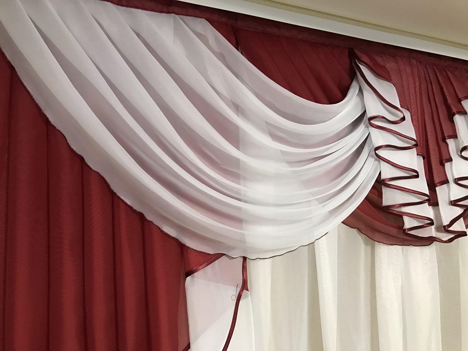 tulle dans le hall avec lambrequin
