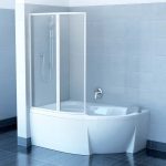 rideaux d'angle pour la conception de la salle de bain
