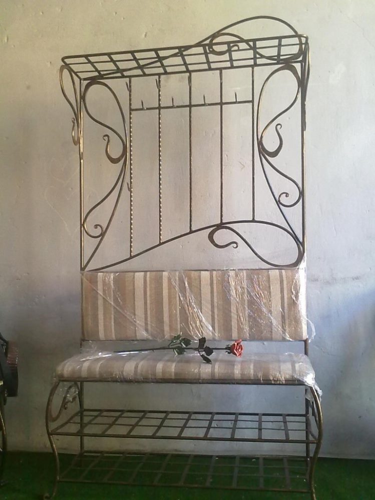 cintre et banc dans le couloir