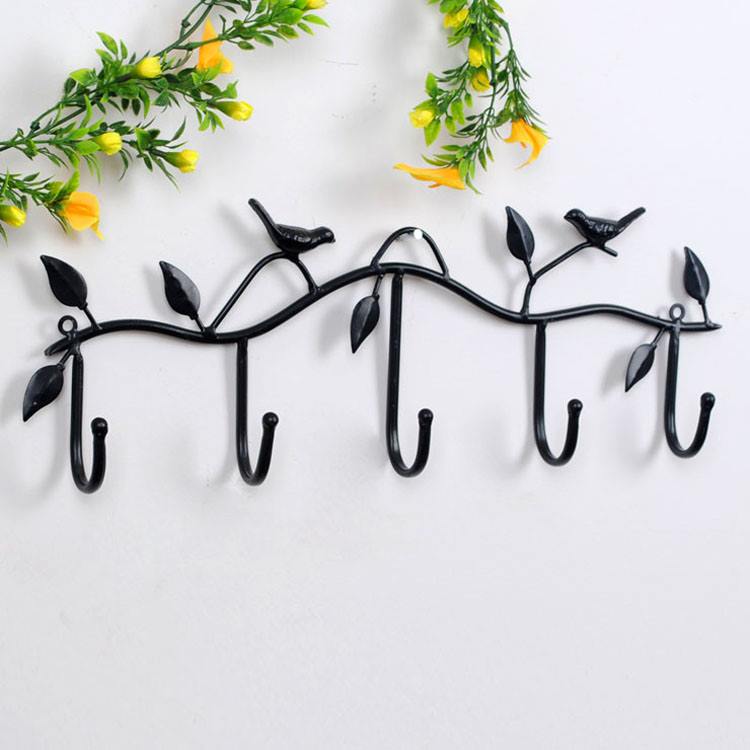 cintre forgé avec des oiseaux