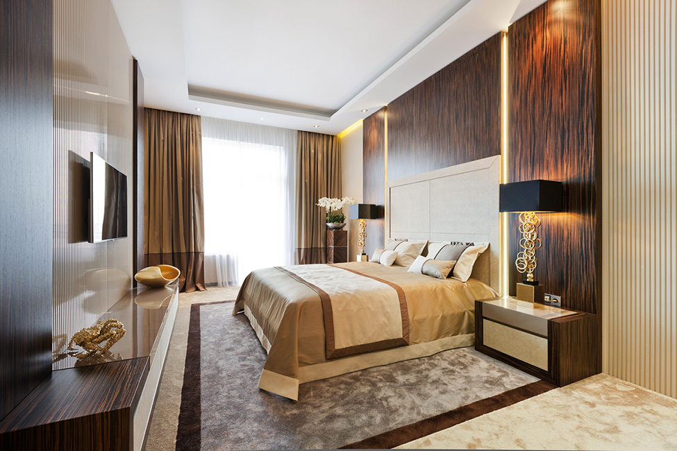 eine Reihe von Vorhängen und Tagesdecken für das Schlafzimmer-Designfoto