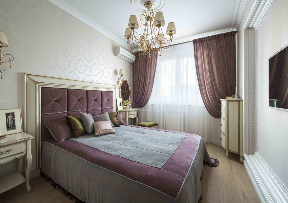 Eine Reihe von Vorhängen und Tagesdecken für das Schlafzimmer-Fotodekor
