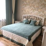 Wählen Sie ein Set Vorhänge und Tagesdecken für das Schlafzimmer-Interieur