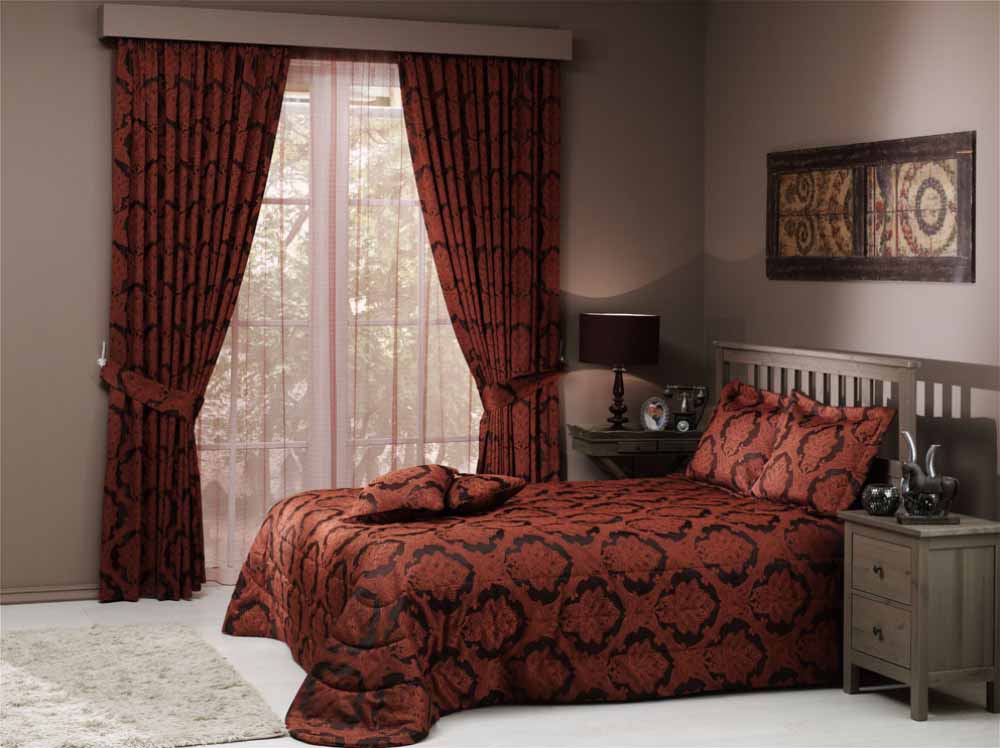 eine Reihe von Vorhängen und Tagesdecken für die Schlafzimmer-Fotodekoration