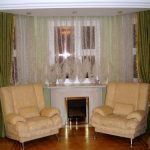 rideaux courts dans le hall